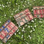 alphabet mobile Montessori en plein air